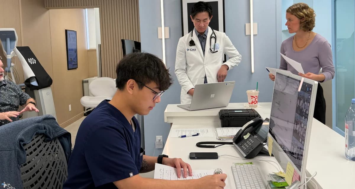 Nutritionist coaching patient on healthy meal plan